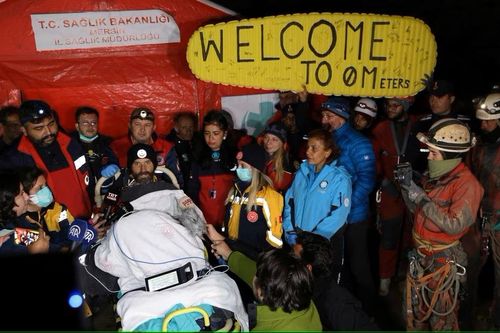 Nhà thám hiểm Mỹ kẹt trong hang sâu 1.000 m được giải cứu