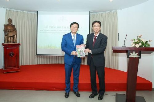 Tiếp nhận hiện vật báo chí tiếng Nhật về sự kiện Việt Nam thống nhất đất nước