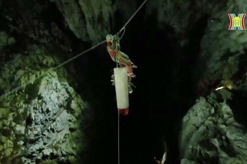 Giải cứu thành công nhà thám hiểm Mỹ kẹt dưới hang sâu