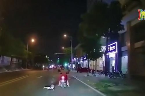 Trẻ ngủ gật trên xe máy ngã xuống đường