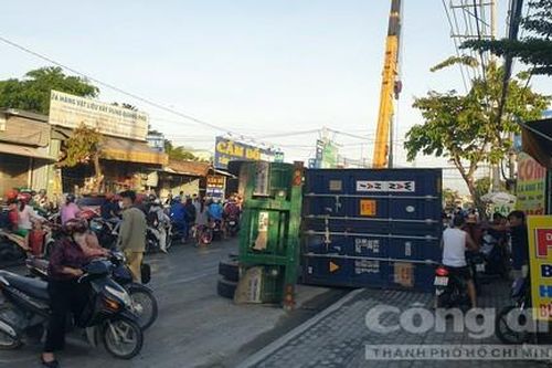 Lật xe container chắn ngang đường, dòng người xếp hàng lúc sáng sớm