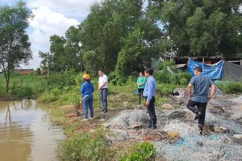 Phát hiện hai anh em tử vong dưới ao nước gần nhà
