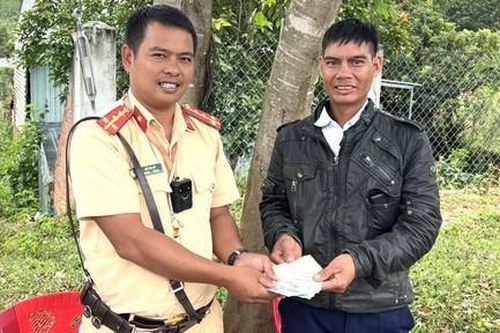 CSGT nhặt được ví tiền, nhanh chóng xác minh, trả lại cho người đánh rơi