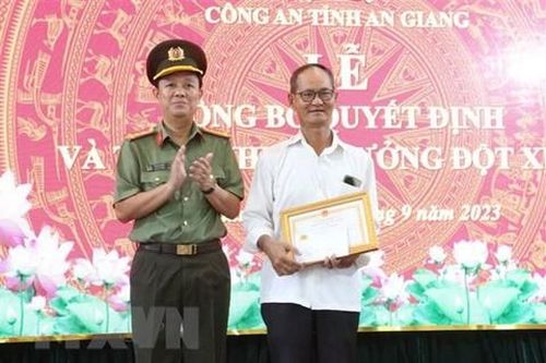 Khen thưởng người dân cứu bé trai 4 tuổi bị ném xuống sông