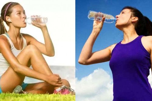 Đứng hay ngồi khi uống nước mới tốt cho sức khỏe?