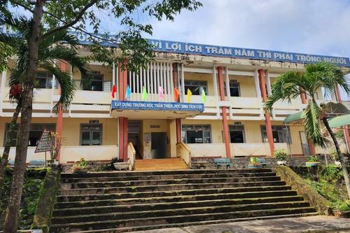 Xem xét trách nhiệm hiệu trưởng vụ học sinh hết lớp 9 nhưng không có học bạ