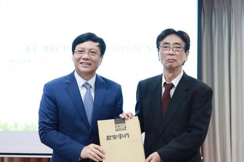 Tiếp nhận hiện vật quý từ Nhật Bản dành cho Bảo tàng Báo chí Việt Nam