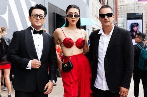 Ngọc Quyên mặc áo ngực hình hoa hồng, cùng bạn trai Tây dự show Đỗ Mạnh Cường ở New York