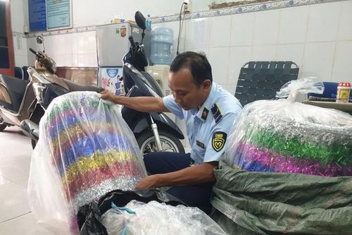 Trước thềm Tết Trung thu, tiểu thương mua trôi nổi 1.500 chiếc đèn Trung thu không rõ nguồn gốc để bán kiếm lời