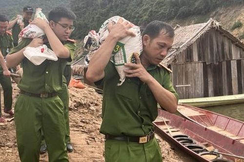 Nghệ An: Chiến sĩ công an băng rừng, vượt suối làm nhà cho người nghèo