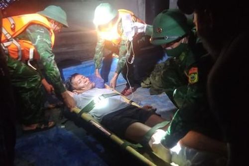 Ngư dân bị tai nạn gần đứt lìa bàn chân khi tàu đánh cá cách bờ 60 hải lý