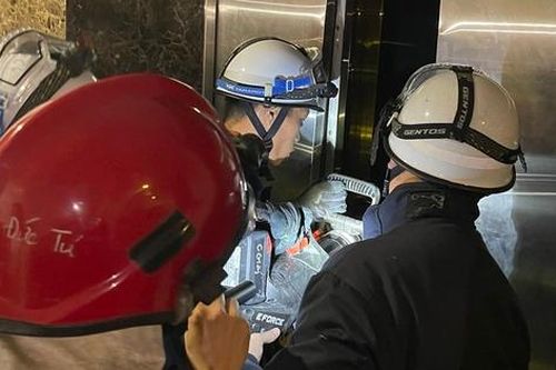 Giải cứu thành công bé gái 11 tuổi mắc kẹt trong thang máy