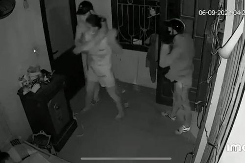 Hình ảnh camera ghi lại cảnh nhóm cướp manh động ập vào nhà dân