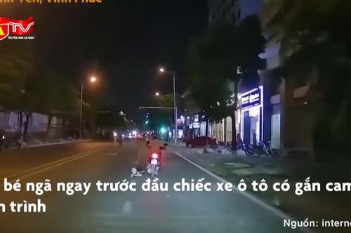 Clip: Hoảng hốt trẻ nhỏ ngã nhào xuống đường khi được chở trên xe máy