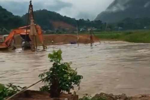 Thấy 2 cháu bé chới với giữa dòng nước lũ, nam công nhân liều mình nhảy xuống cứu
