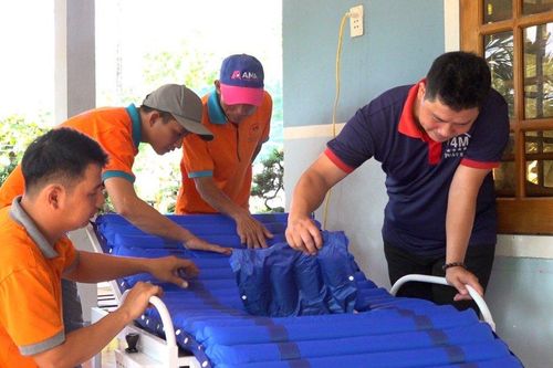 Kỹ sư làm giường y tế đa năng tặng người 'nằm liệt giường'