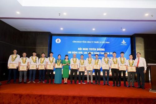 Vinataba tôn vinh các cá nhân tiêu biểu lao động giỏi