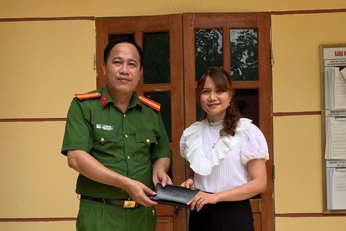 Công an Điện Biên trao trả hơn 30 triệu đồng cho công dân