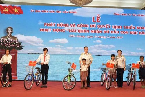Hải quân nhận đỡ đầu con ngư dân tại Tiền Giang