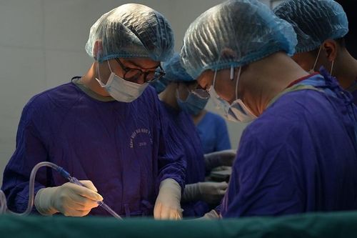 Bệnh viện Đại học Y Hà Nội tích cực cứu chữa 1 nạn nhân đa chấn thương trong vụ cháy chung cư mini