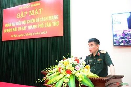 Bộ Quốc phòng trao quà tặng 47 chiến sĩ cách mạng bị địch bắt tù đày TP Cần Thơ