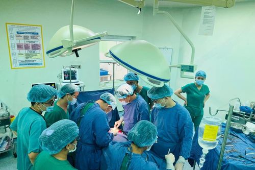 Cứu thanh niên nguy kịch do bị 5 nhát chém