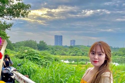 Sinh viên Làng Đại học Thủ Đức 'đu trend' chụp ảnh xe hoa mùa Thu Hà Nội