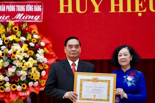 Nguyên Thường trực Ban Bí thư Lê Hồng Anh nhận Huy hiệu 55 năm tuổi Đảng
