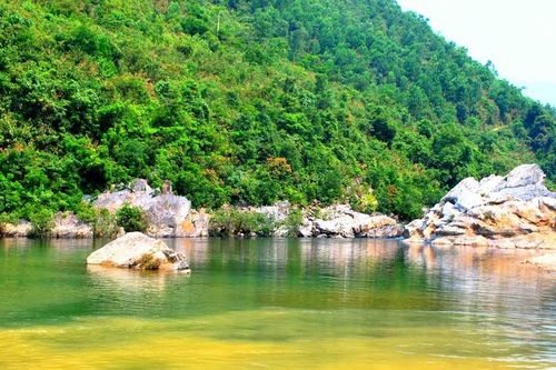 Ngắm bãi đá như 'đàn cá heo' ở miền núi Đà Nẵng
