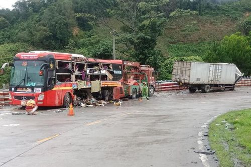Tai nạn giữa xe khách giường nằm và ô tô tải, 5 người thương vong