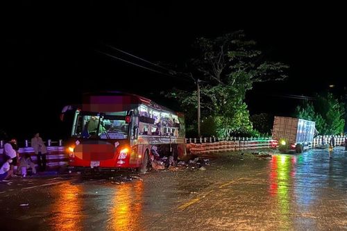 Xe khách va chạm với xe tải trên đèo Lò Xo, 6 người thương vong