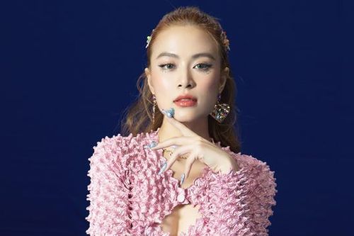 Ca sĩ Hoàng Thùy Linh... vụng chuyện!