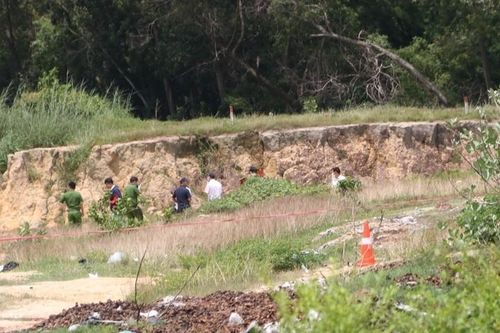 Phát hiện thi thể người đàn ông bị cháy đen ở bãi đất trống