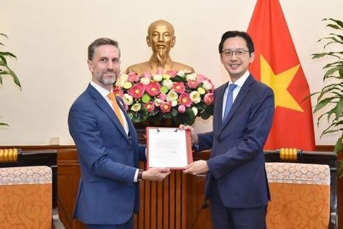 Thứ trưởng Ngoại giao Đỗ Hùng Việt tiếp tân Trưởng Đại diện Quỹ Dân số Liên hợp quốc (UNFPA) tại Việt Nam trình Thư Ủy nhiệm