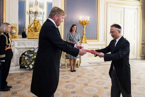 Đại sứ Ngô Hướng Nam trình Thư ủy nhiệm lên Nhà vua Hà Lan