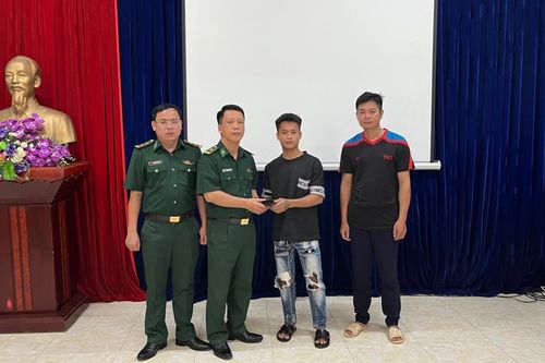 Sĩ quan Biên phòng nhặt được của rơi trả lại người mất