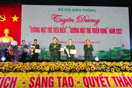 Gắn bó với giảng đường 'biên cương' bằng tình thương và trách nhiệm