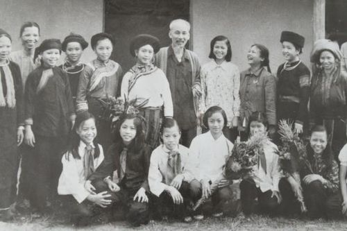 Lào Cai: Nhiều hình ảnh tư liệu lịch sử trưng bày tại Nhà lưu niệm Chủ tịch Hồ Chí Minh