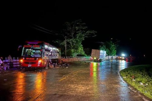 Kon Tum: Xe khách giường nằm va chạm với xe tải trong đêm nhiều người thương vong