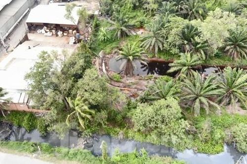 Cận cảnh lò nấu chì từ ắc quy thải loại độc hại