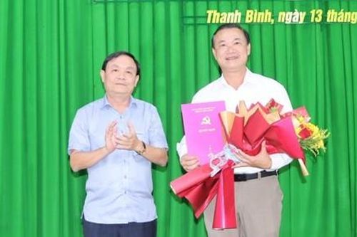 Ban Thường vụ Tỉnh ủy Đồng Tháp trao quyết định về công tác cán bộ