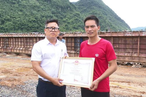 Khen thưởng người cứu 2 cháu bé thoát khỏi lũ cuốn