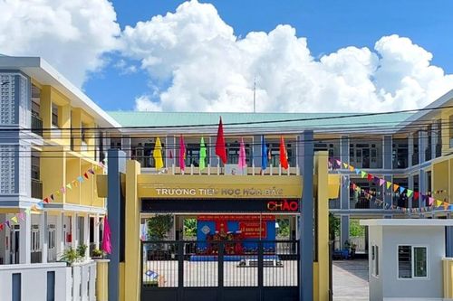 Vụ phản đối sáp nhập trường: Học sinh đến lớp nhưng không dám vào vì 'sợ ba mẹ'