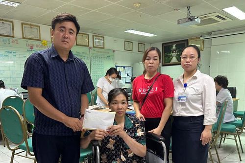 Trao hơn 48 triệu đồng đến chị Tạ Thị Kim Liên bị tai nạn giao thông