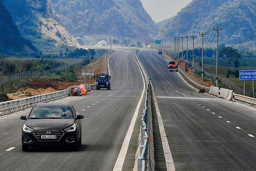 Thủ tướng yêu cầu khẩn trương xây dựng quy chuẩn về đường bộ cao tốc