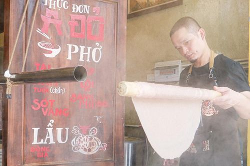 Quán phở Hà Nội nghi ngút hơi, tráng tay loại bánh phở đỏ hiếm thấy