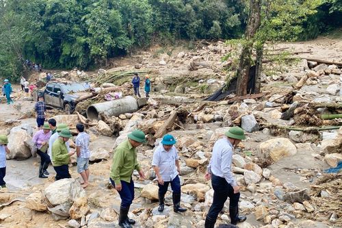 Hơn 200 người tìm kiếm nạn nhân mất tích trong trận lũ tại Sa Pa
