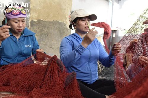 The job of net mending by women in the coastal areas of Nghe An