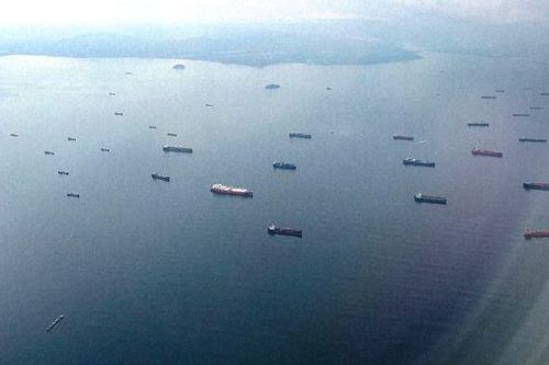 Hàng chục tàu thuyền ùn ứ tại kênh Panama