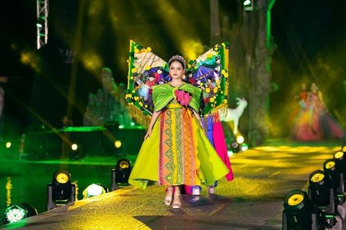 Mẫu nhí Gia Hân thả dáng trên sàn diễn, gây ấn tượng với trang phục thổ cẩm